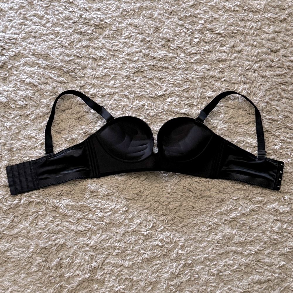 Sleek Black Bra 🥥 - Picture 2 of 3